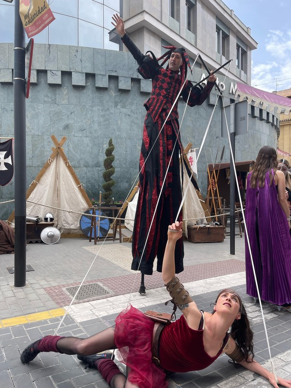 Marioneta humana con hilos