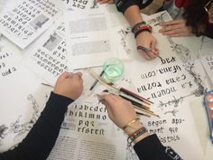 Niños practicando escritura medieval