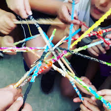 Niños decorando sus varitas mágicas